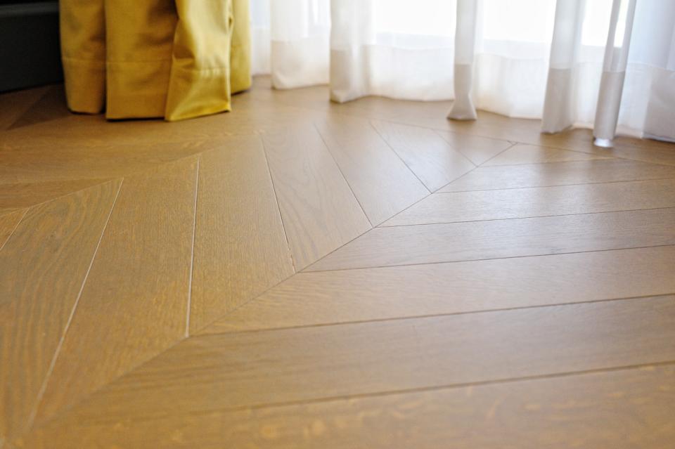 Eleganţa şi rafinamentul, puse în valoare de lemnul natural de stejar