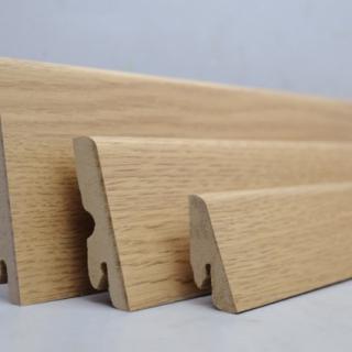 Plintă de culoarea parchetului sau plintă albă?