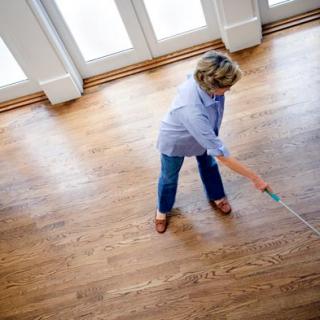 7 sfaturi pentru curăţarea şi întreţinerea parchetului Woodcore